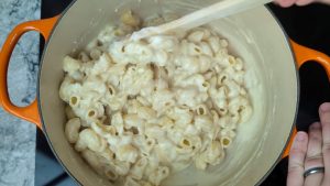 macarrones mezclados con su salsa de queso