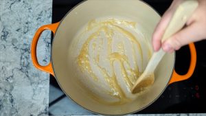 mantequilla derretida y mezclada con harina en la olla